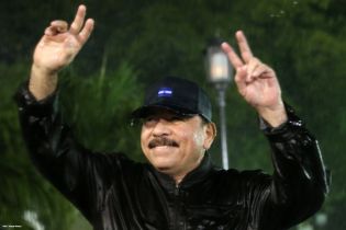 Daniel y Rosario rinden homenaje al Comandante Carlos Fonseca en el 37 Aniversario de su Tránsito a la Inmortalidad