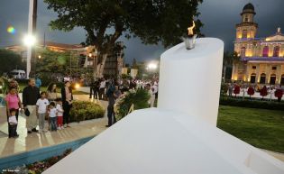 Daniel y Rosario rinden homenaje al Comandante Carlos Fonseca en el 37 Aniversario de su Tránsito a la Inmortalidad