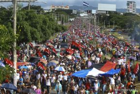 Miles piden Justicia para las víctimas del terrorismo golpista y conmemoran el 38 Aniversario de la Alfabetización