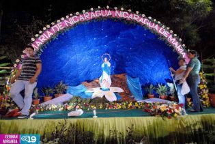 Altares a la Virgen en Avenida Bolívar listos para recibir al Pueblo Mariano