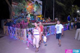 Altares a la Virgen en Avenida de Bolívar a Chávez