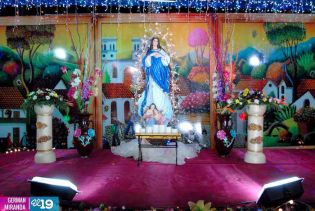 Altares a la Virgen en Avenida de Bolívar a Chávez