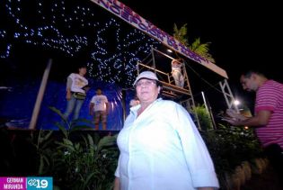 Altares a la Virgen en Avenida de Bolívar a Chávez