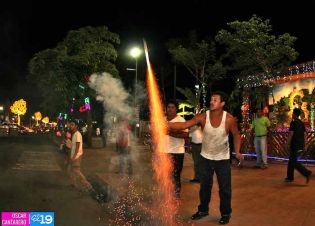 Altares a la Virgen en Avenida de Bolívar a Chávez