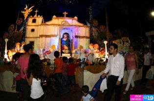 Altares a la Virgen en Avenida de Bolívar a Chávez