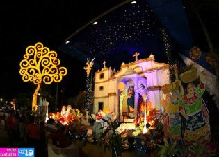 Altares a la Virgen en Avenida de Bolívar a Chávez