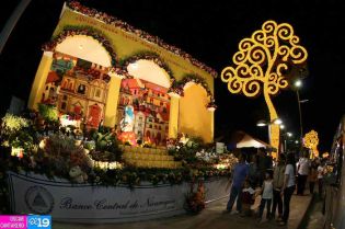 Altares a la Virgen en Avenida de Bolívar a Chávez