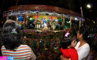 Altares a la Virgen en Avenida de Bolívar a Chávez