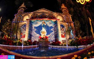 Altares a la Virgen en Avenida de Bolívar a Chávez