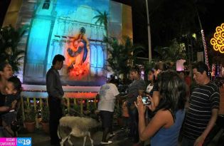 Altares a la Virgen en Avenida de Bolívar a Chávez