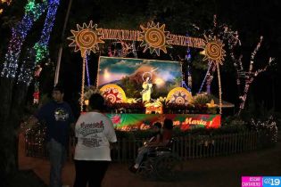 Altares a la Virgen en Avenida de Bolívar a Chávez