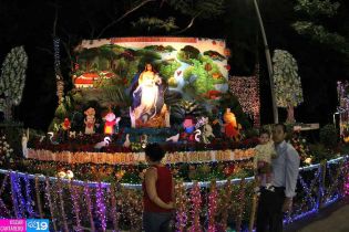 Altares a la Virgen en Avenida de Bolívar a Chávez