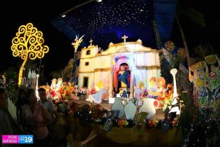 Altares a la Virgen en Avenida de Bolívar a Chávez