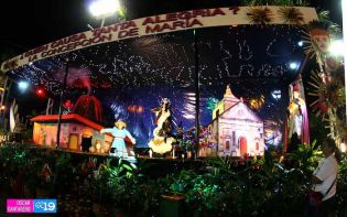 Altares a la Virgen en Avenida de Bolívar a Chávez