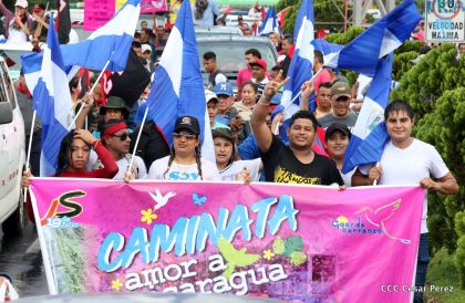 ¡Nicaragüenses caminan por la paz con fe y esperanza!