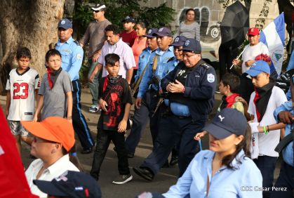 ¡Nicaragüenses caminan por la paz con fe y esperanza!