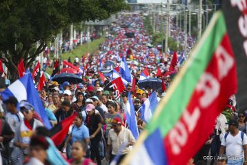 ¡Nicaragüenses caminan por la paz con fe y esperanza!