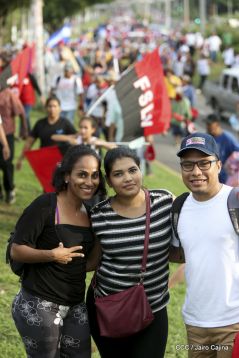¡Nicaragüenses caminan por la paz con fe y esperanza!