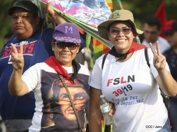 ¡Nicaragüenses caminan por la paz con fe y esperanza!