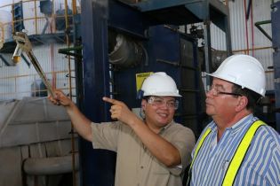 Vicepresidente Halleslevens destaca importancia de industria azucarera