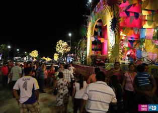 Familias visitan Altares a la Virgen en Avenida de Bolívar a Chávez