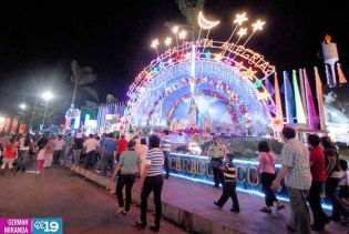 Familias visitan Altares a la Virgen en Avenida de Bolívar a Chávez