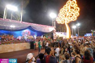 Familias visitan Altares a la Virgen en Avenida de Bolívar a Chávez
