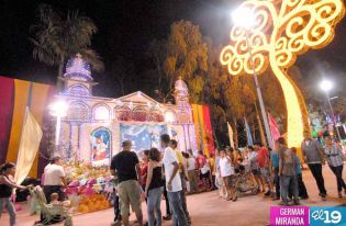 Familias visitan Altares a la Virgen en Avenida de Bolívar a Chávez