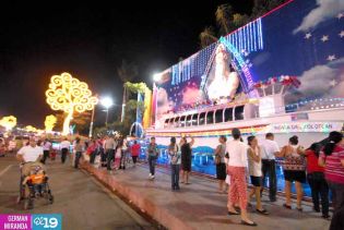 Familias visitan Altares a la Virgen en Avenida de Bolívar a Chávez