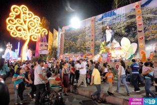 Familias visitan Altares a la Virgen en Avenida de Bolívar a Chávez