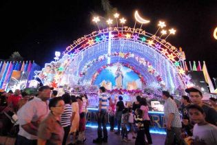 Familias visitan Altares a la Virgen en Avenida de Bolívar a Chávez