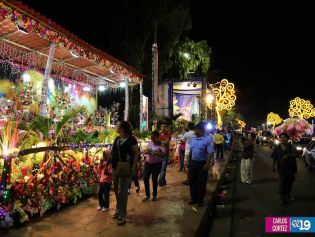 Familias visitan Altares a la Virgen en Avenida de Bolívar a Chávez
