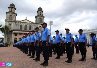 Cadetes de la Policía practican en Plaza de la Revolución