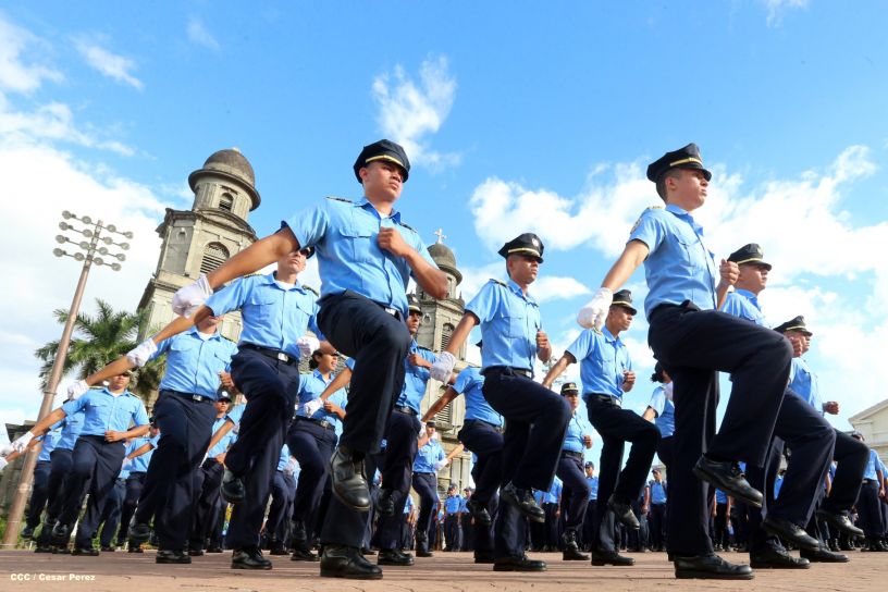 Cadetes de la Policía practican en Plaza de la Revolución