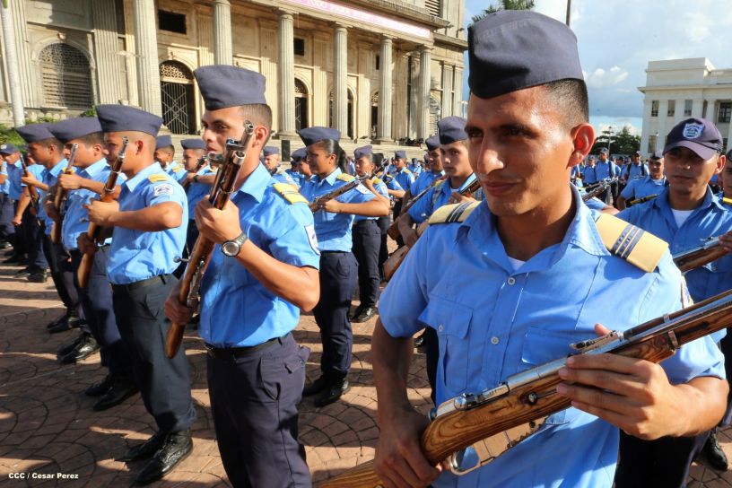 Cadetes de la Policía practican en Plaza de la Revolución