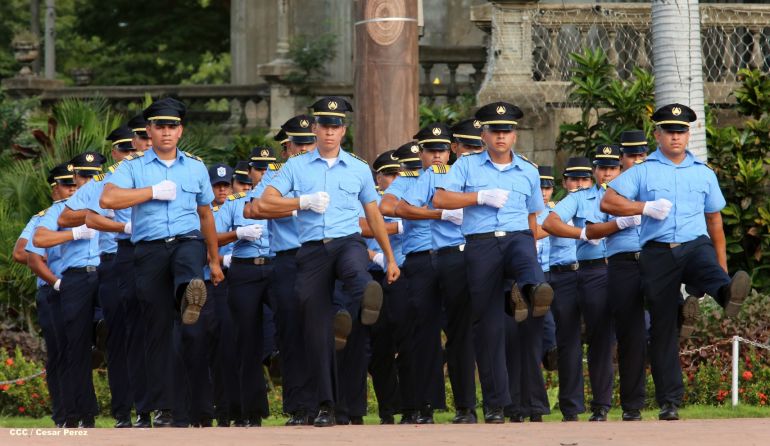 Cadetes de la Policía practican en Plaza de la Revolución
