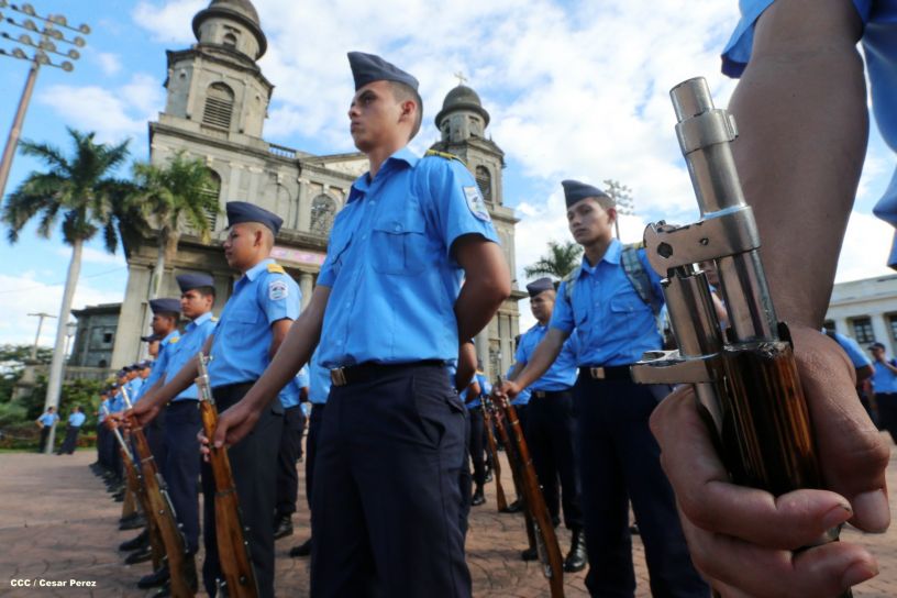 Cadetes de la Policía practican en Plaza de la Revolución