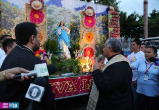 Altares móviles recorren Managua