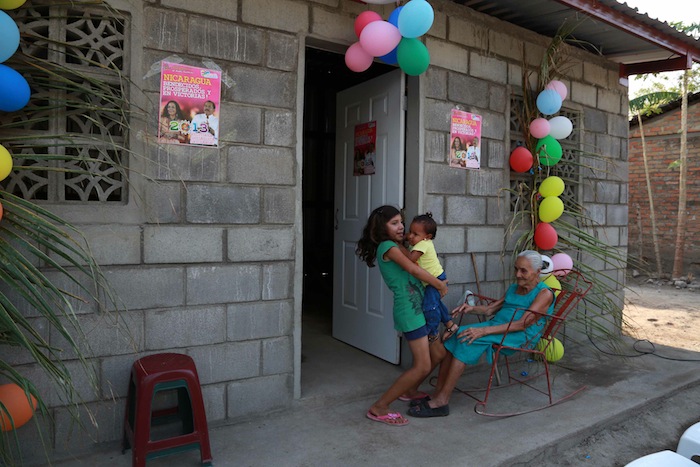 Familias leonesas felices con sus viviendas solidarias