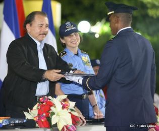 Daniel y Rosario presiden XVI acto de graduación de cadetes de la Policía