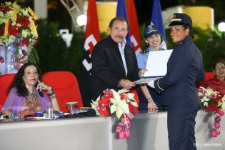 Daniel y Rosario presiden XVI acto de graduación de cadetes de la Policía
