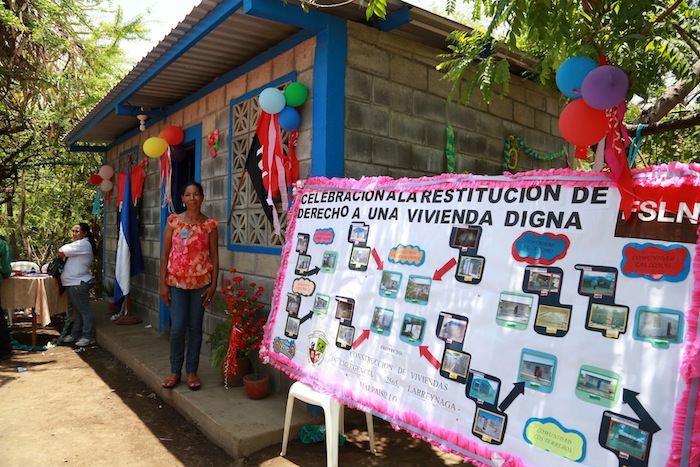 Familias leonesas felices con sus viviendas solidarias