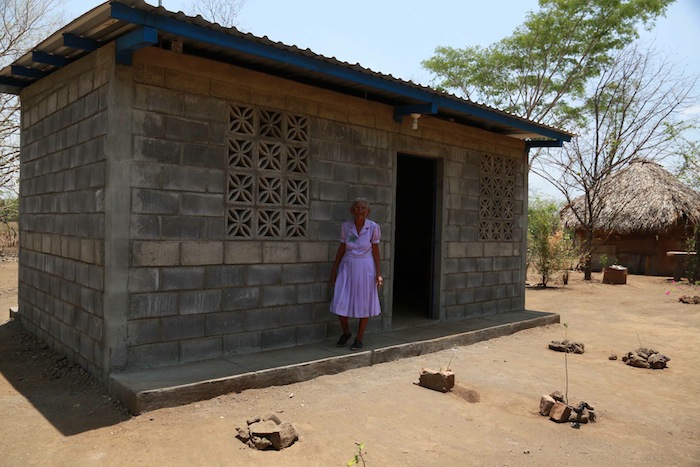 Familias leonesas felices con sus viviendas solidarias