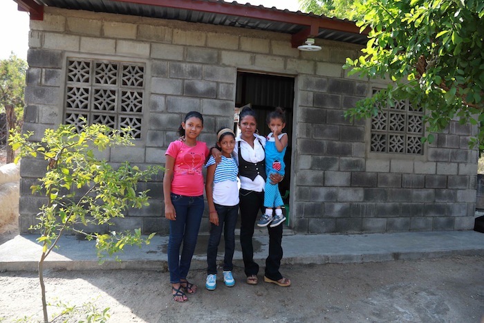 Familias leonesas felices con sus viviendas solidarias