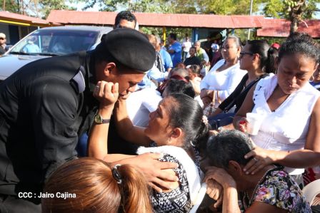 ¡Honor y Gloria a nuestros compañeros, honor y gloria a nuestra Policía Nacional!