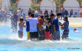 Parque acuático y Xiloá reciben a familias capitalinas en paz y alegría