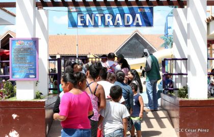 Parque acuático y Xiloá reciben a familias capitalinas en paz y alegría