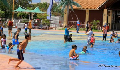 Parque acuático y Xiloá reciben a familias capitalinas en paz y alegría