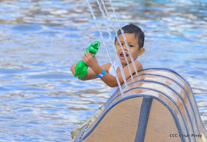 Parque acuático y Xiloá reciben a familias capitalinas en paz y alegría