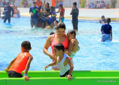 Parque acuático y Xiloá reciben a familias capitalinas en paz y alegría